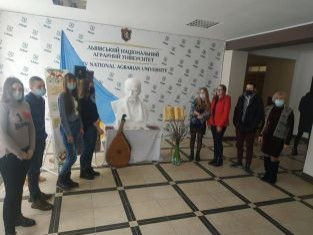 May be an image of 1 особа, стоїть та у приміщенні