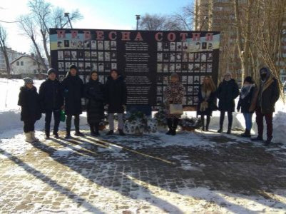 May be an image of 2 людини та просто неба
